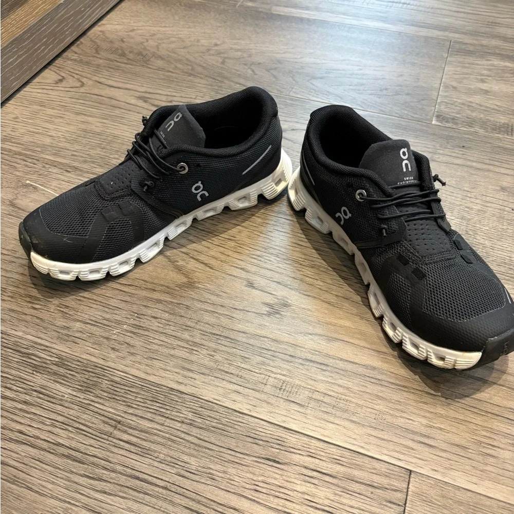 On Womens’s Cloud Black Sneakers- Womens 6.5 - Picture 2 of 6